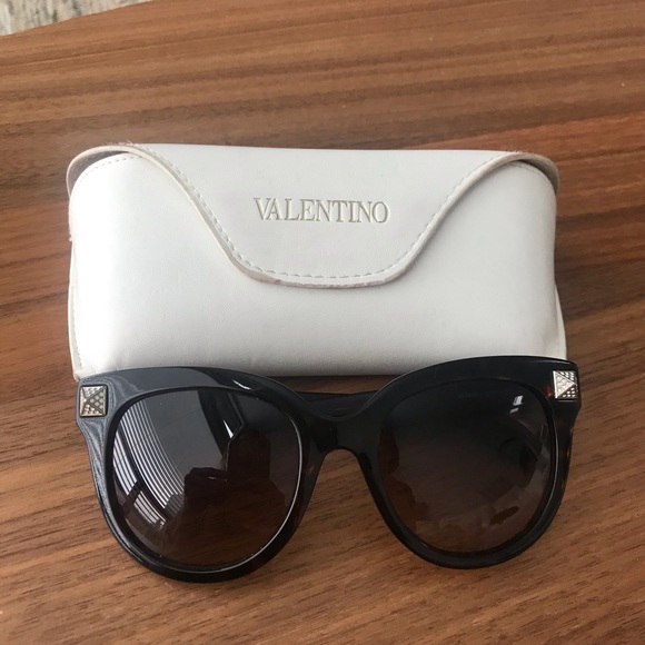 Authentic Valentino rockstud sunglasses - Picture 6 of 6